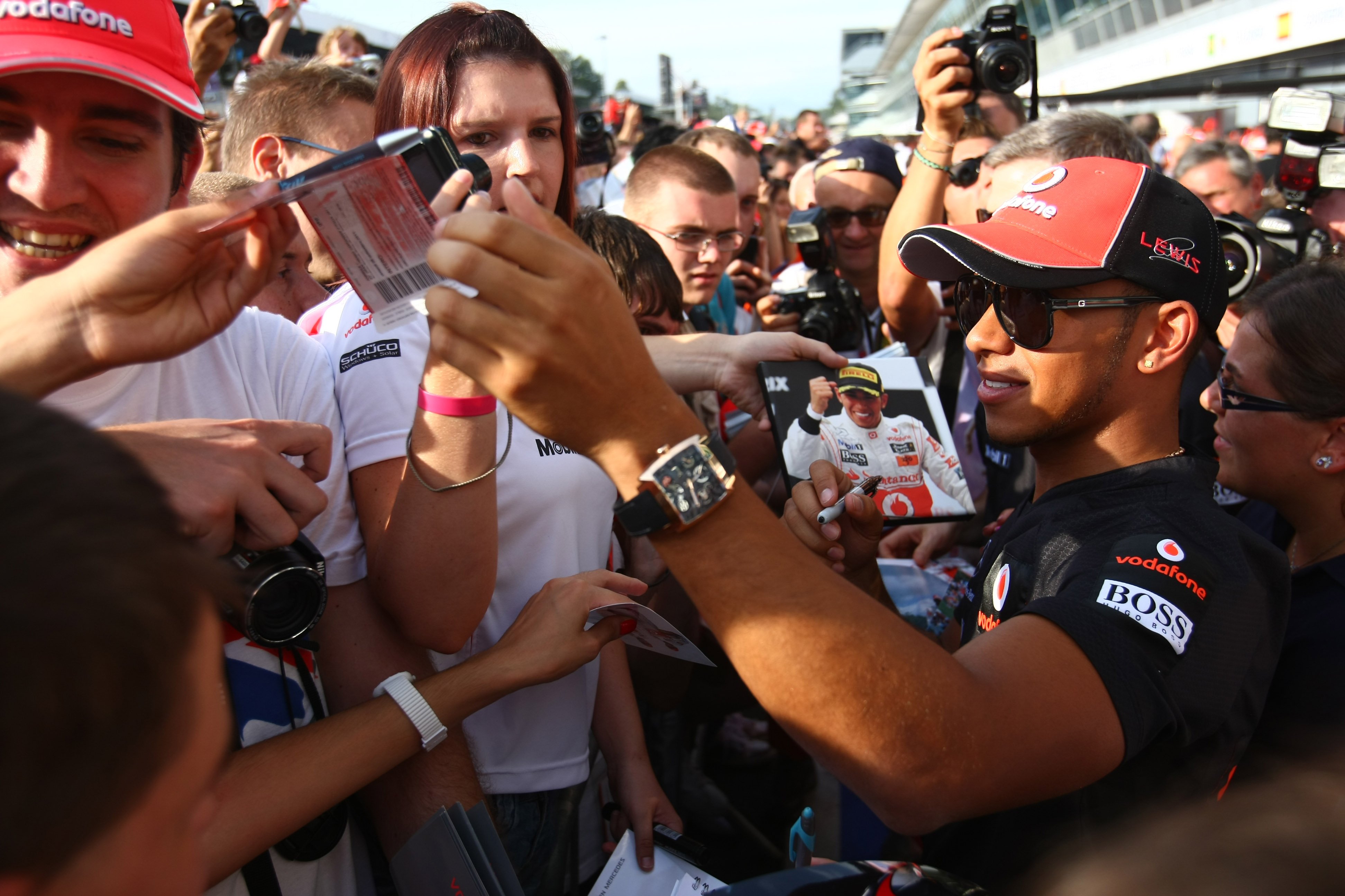 VT1: McLaren trapt af in Monza