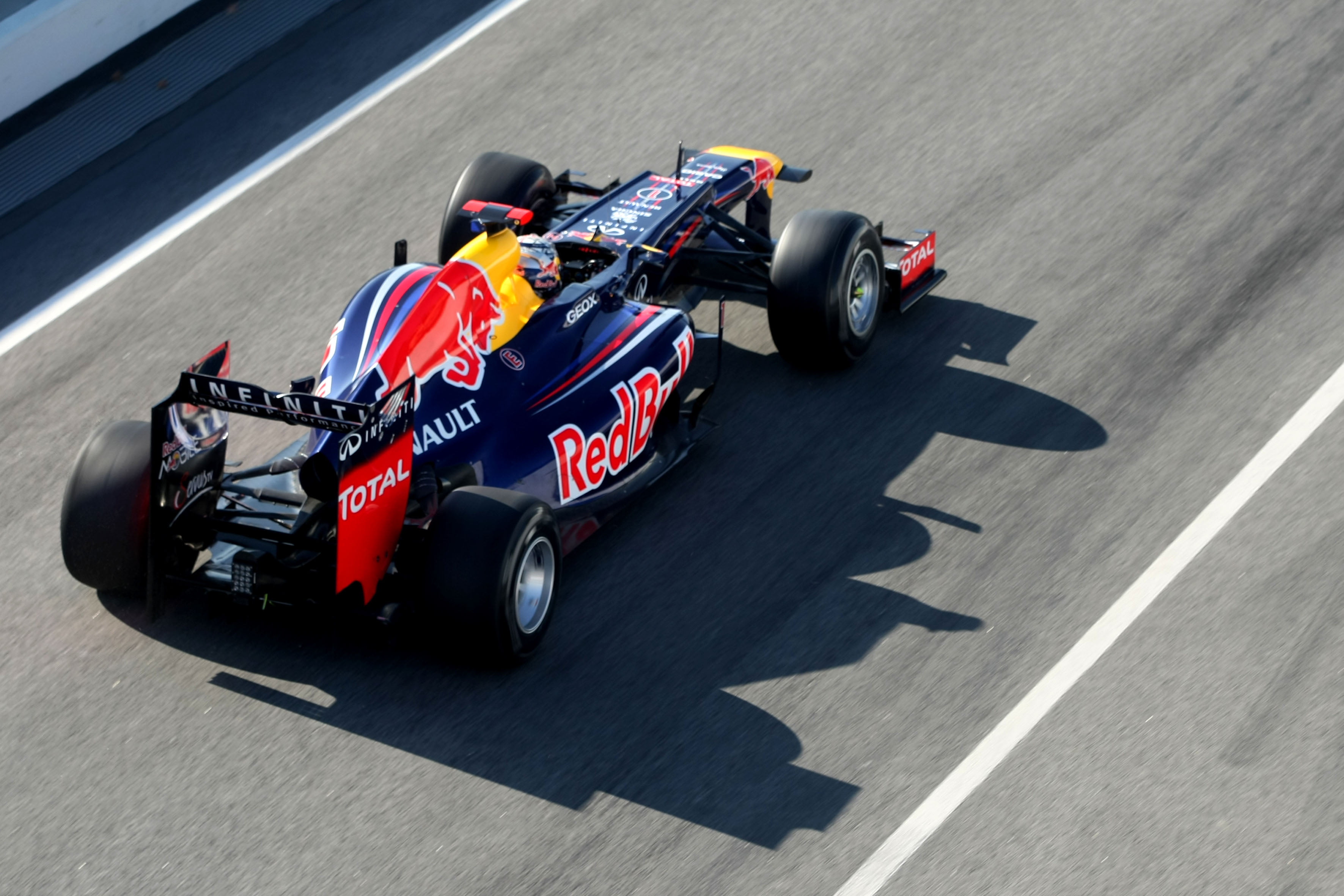 Red Bull schermt geheimen RB8 af