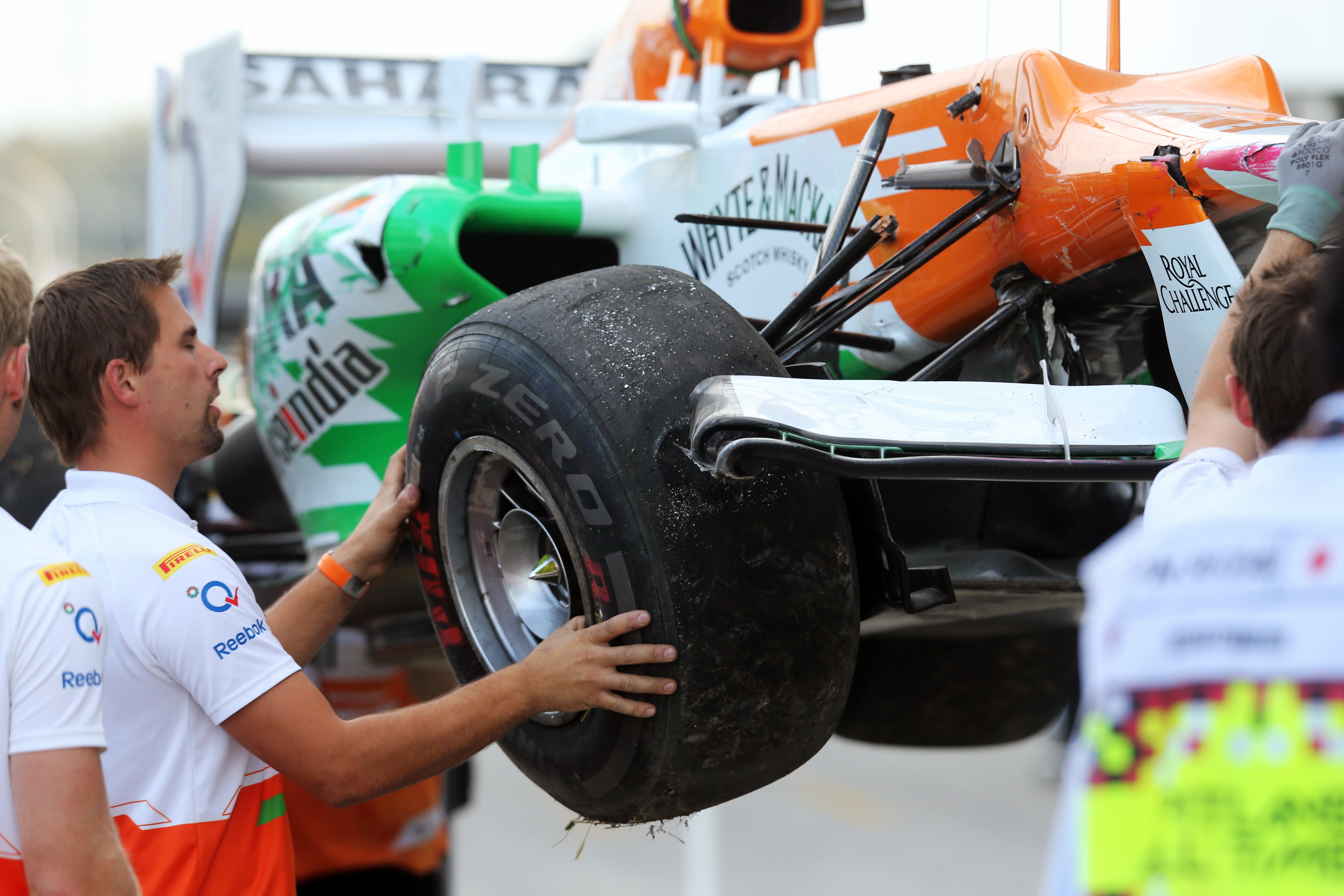 Hülkenberg eindigt vooraan, Di Resta in de muur