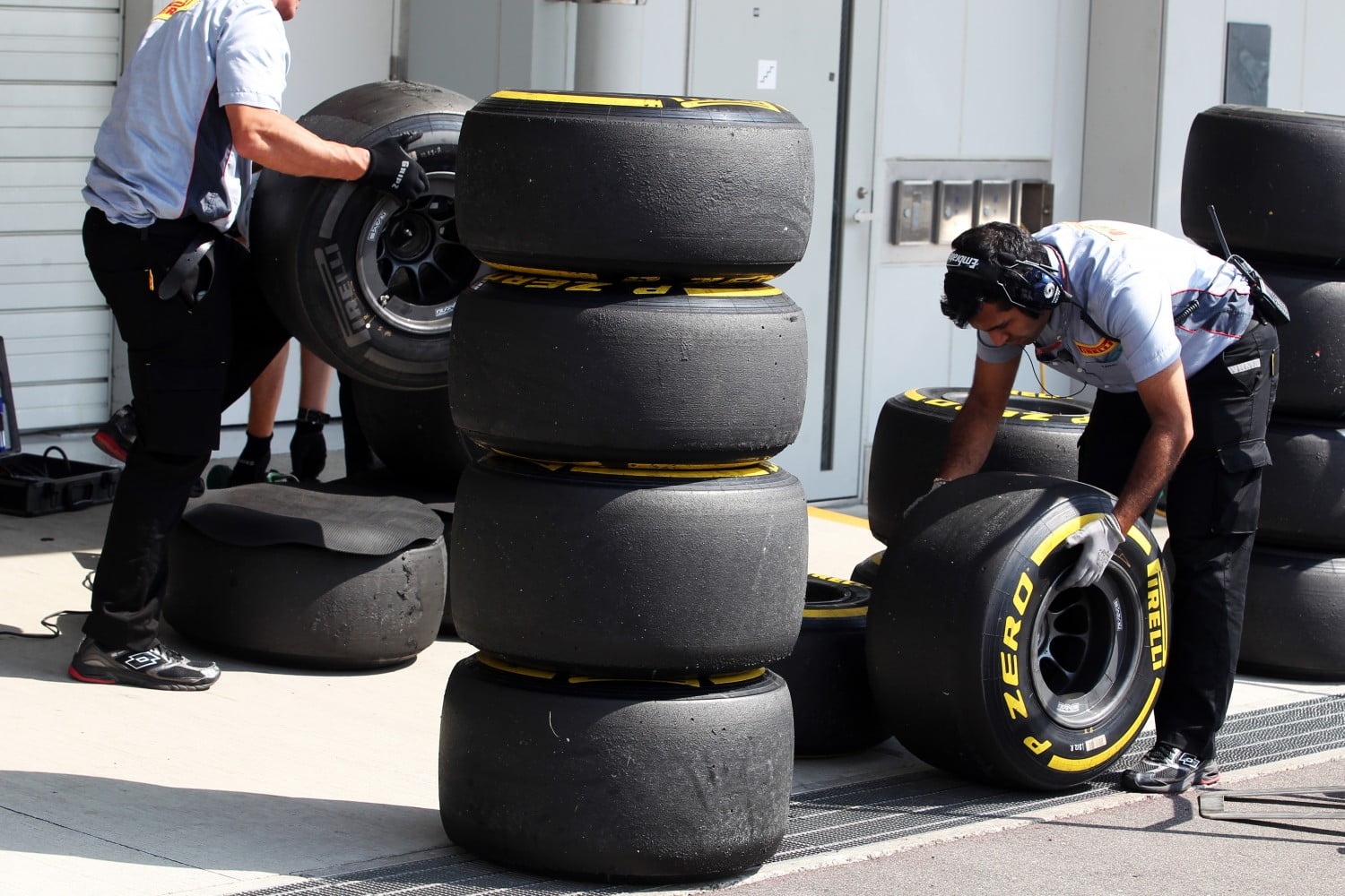 Как выглядит колесо. Шины после гонки ф1. Шины Formula 1. Пирелли формула 1. Покрышки формула 1.