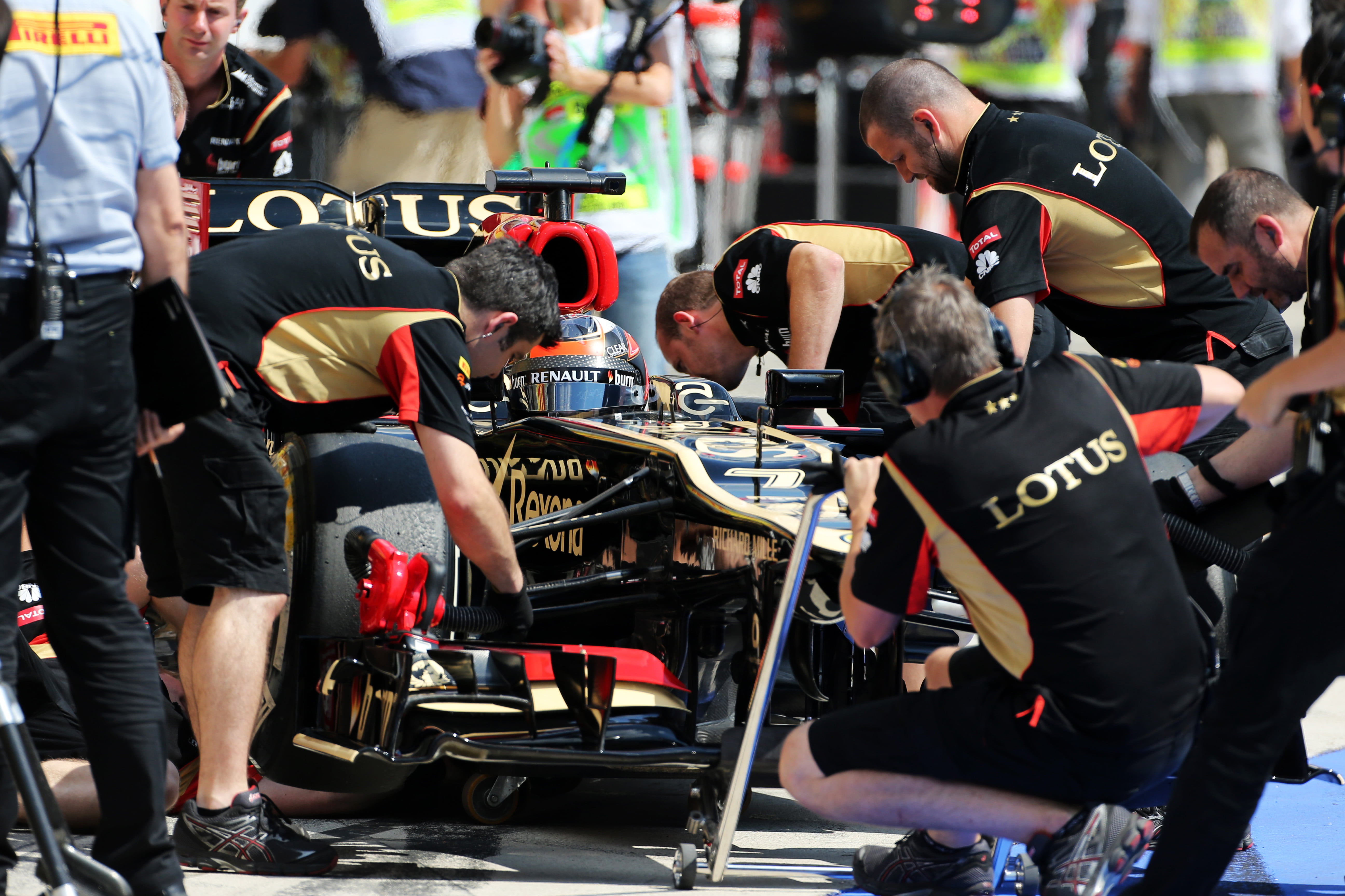 Lotus zit Red Bull op de hielen