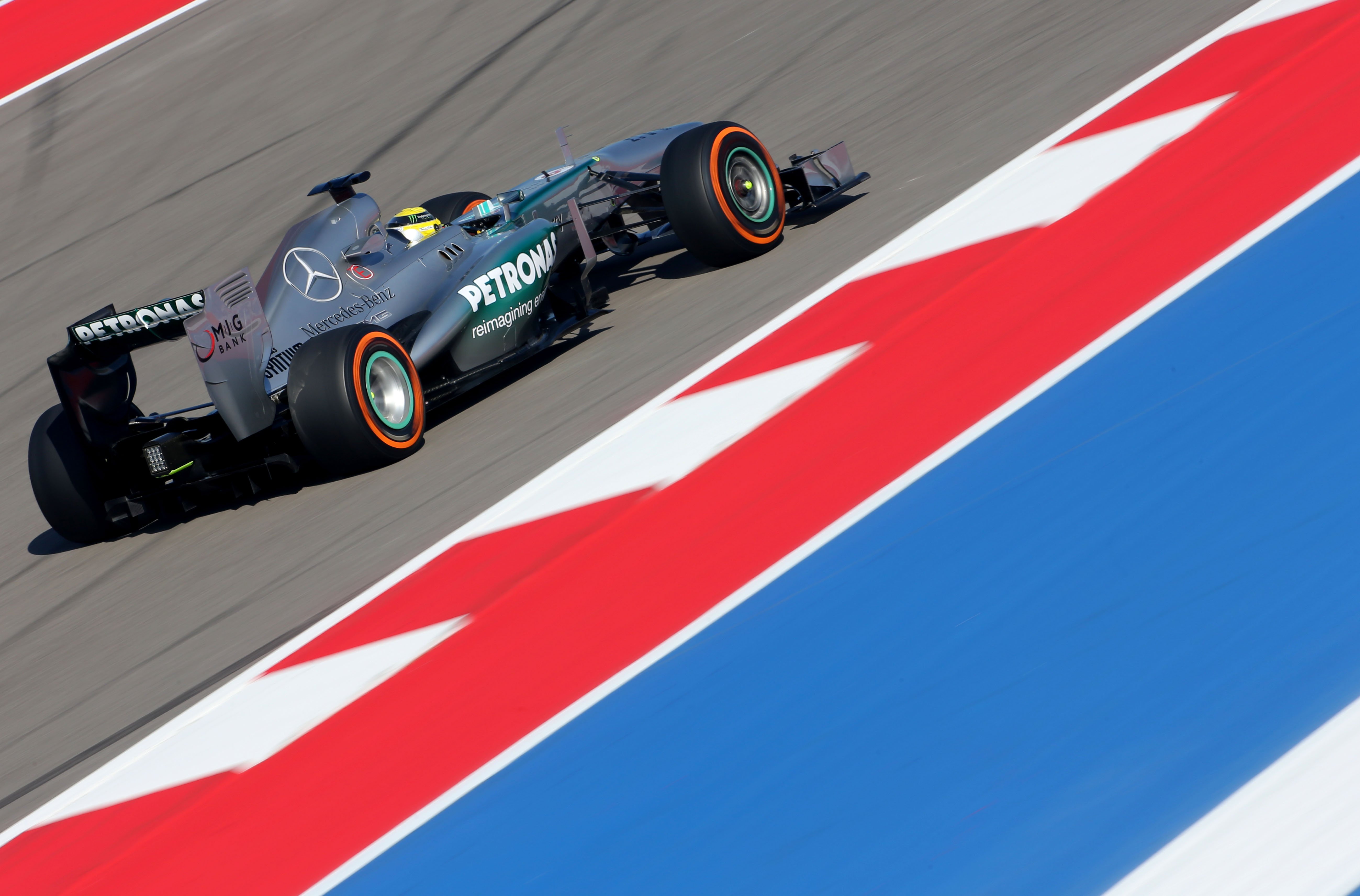 Mercedes sluit aan achter Red Bull