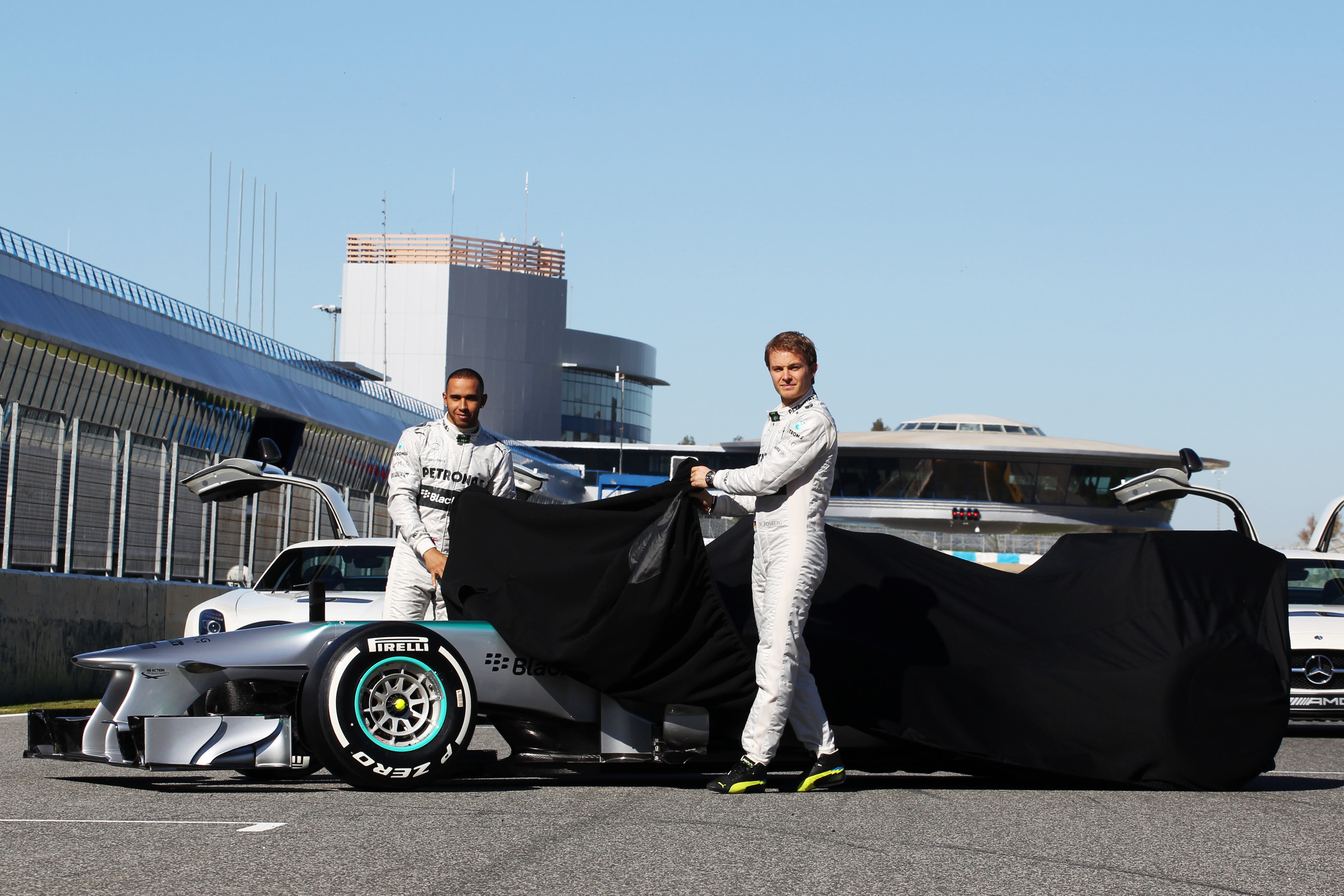 Mercedes en Caterham onthullen auto’s in Jerez