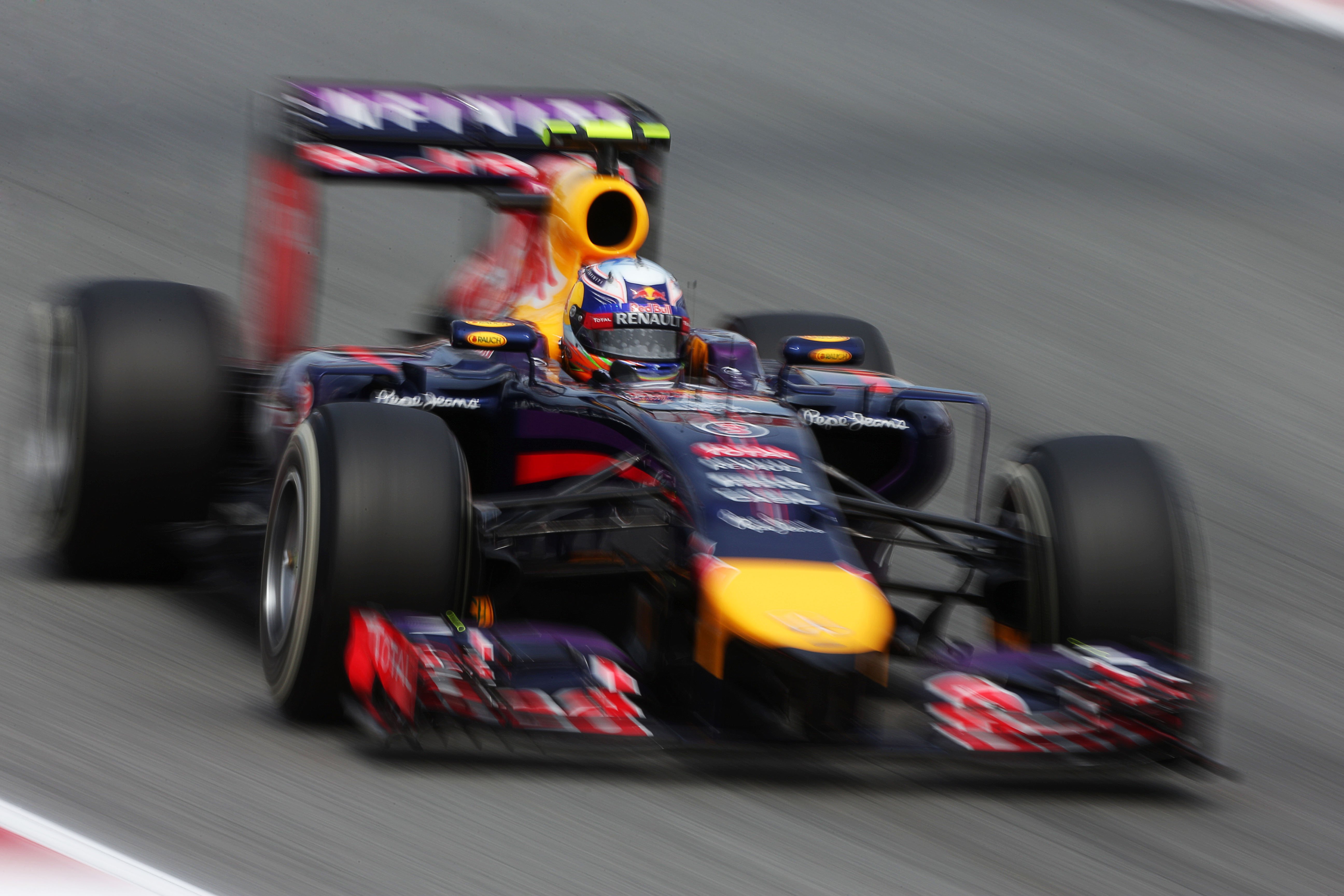 Vettel valt stil, Ricciardo best of the rest