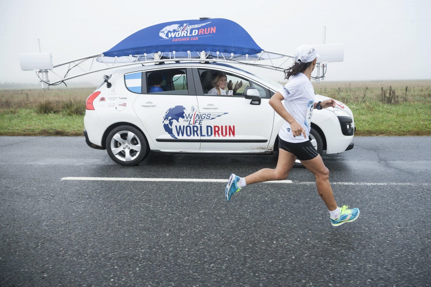 Run for life. Бежит за машиной. Wings for Life World Run. Бегать машина. Бегает с машинкой.