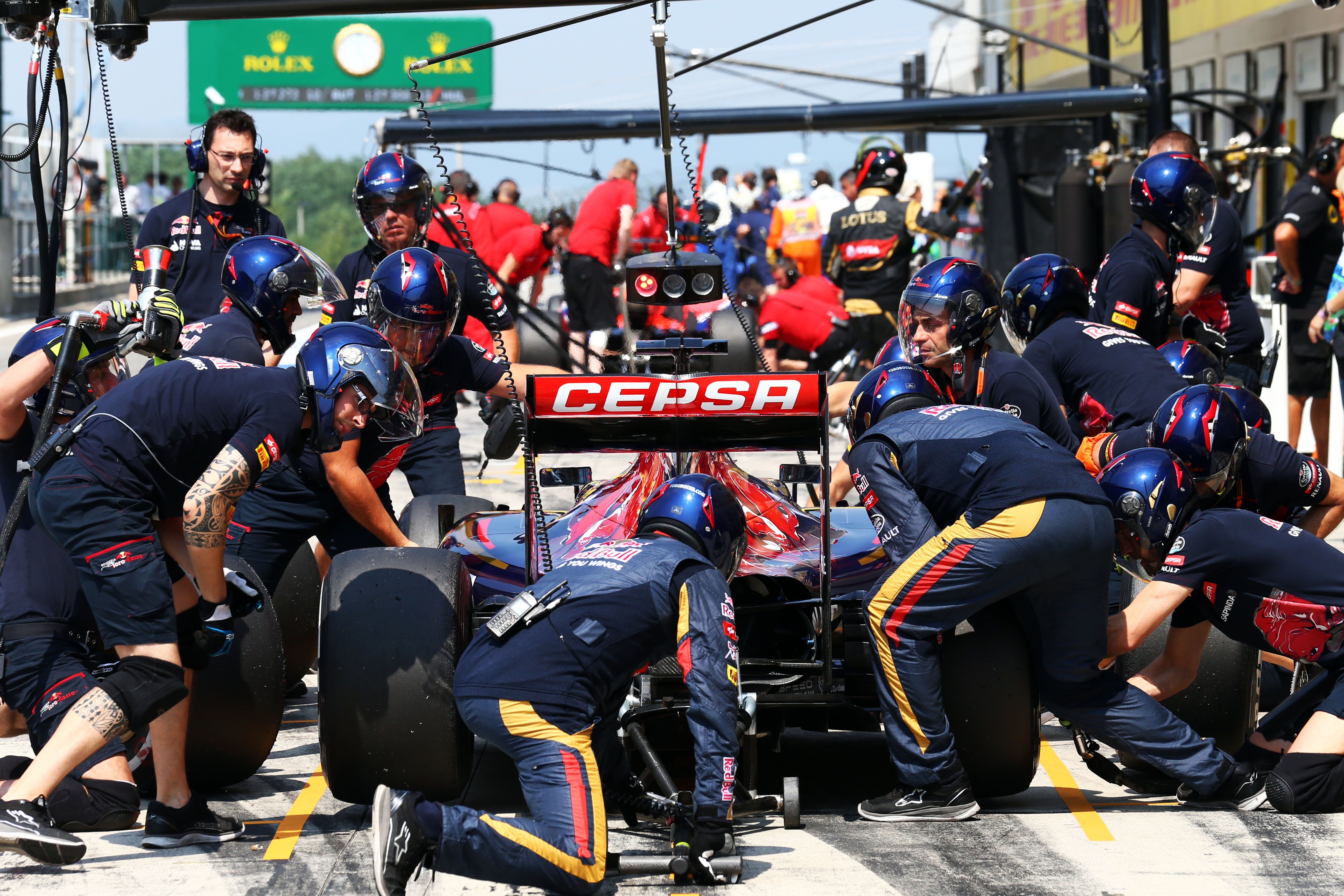 Elektrisch probleem kost Verstappen veel ronden