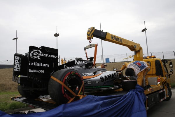 www.sutton-images.com The car of Nico Hulkenberg (GER) Force India VJM09 is recovered after losing a wheel in Q2 at Formula One World Championship, Rd3, Chinese Grand Prix, Qualifying, Shanghai, China, Saturday 16 April 2016.