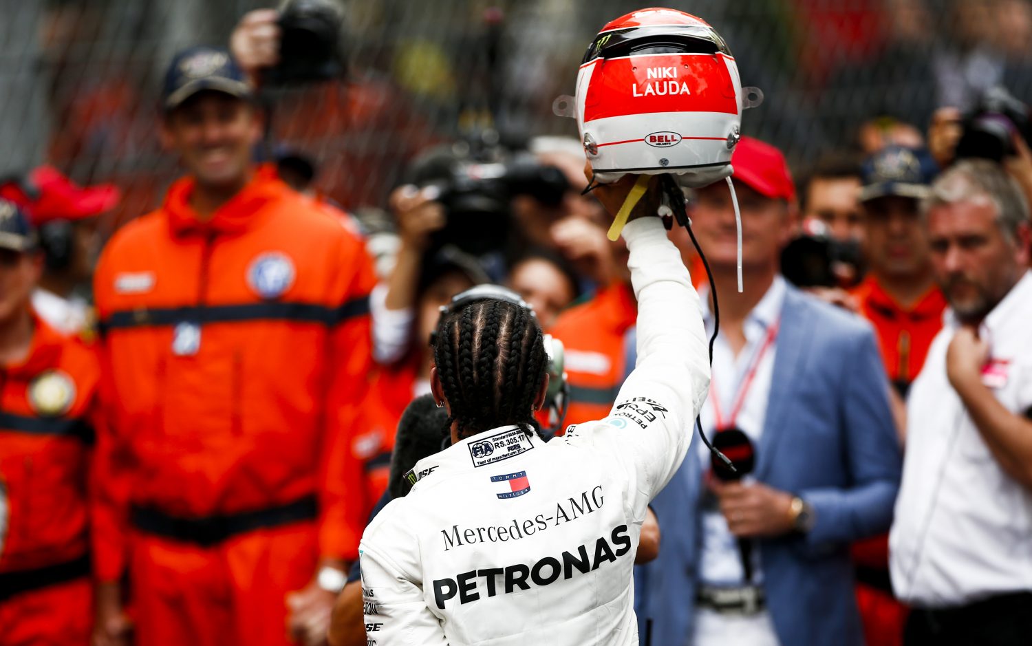 Hamilton wint spektakelstuk in Monaco, Verstappen door ...