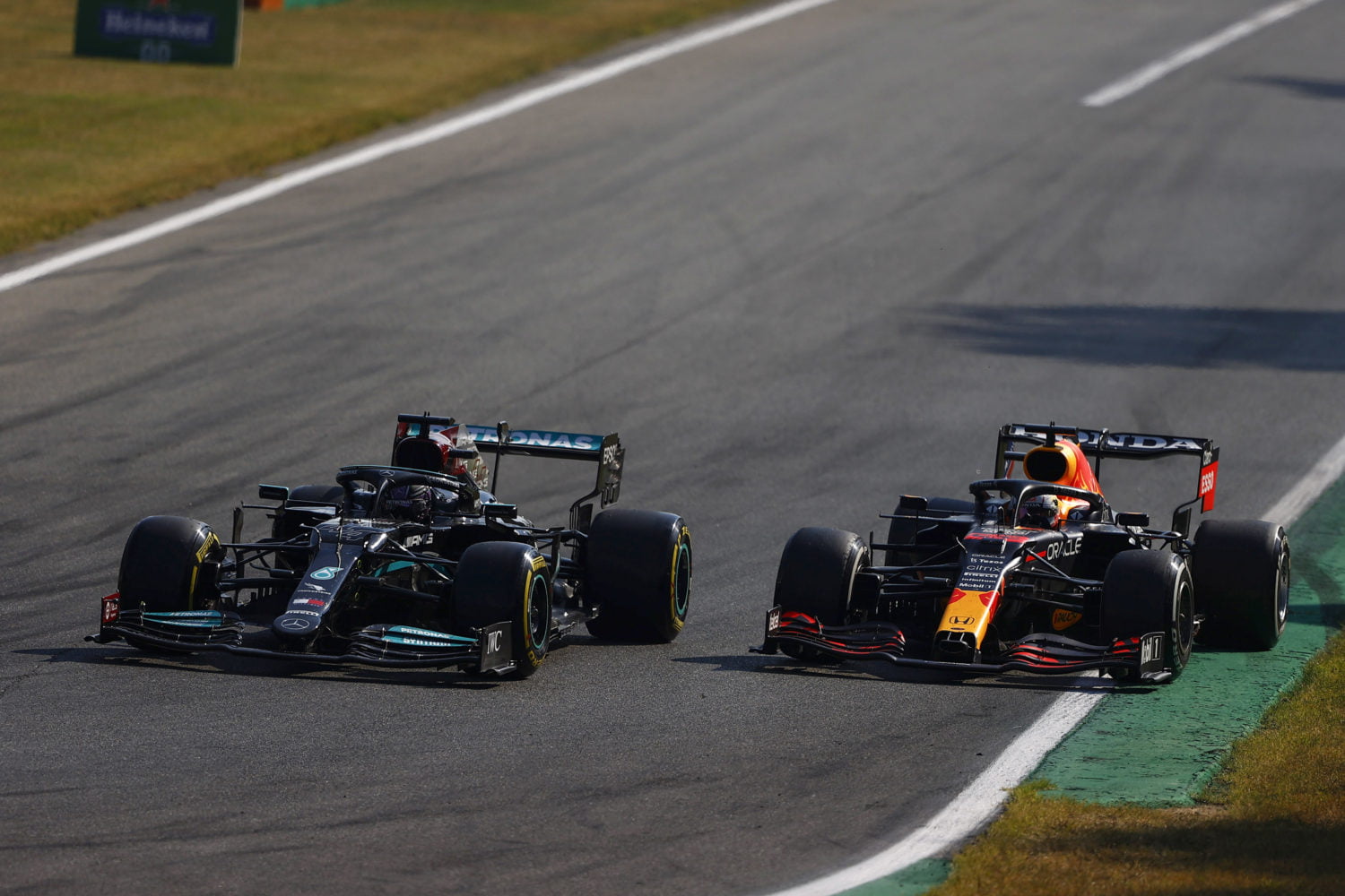 Verstappen en Hamilton op Monza, voordat het fout ging.