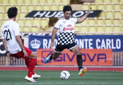 Carlos Sainz tijdens een voetbalwedstrijd in Monaco