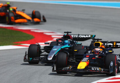 Max Verstappen passeert George Russell