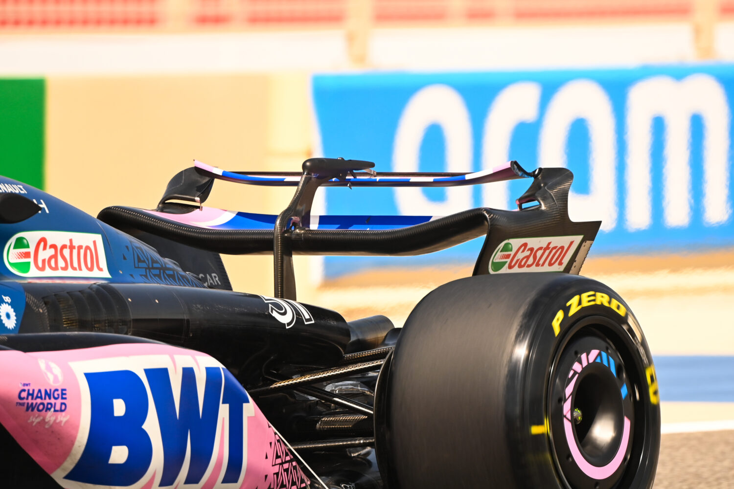 DRS geactiveerd: Opengeklapte achtervleugel bij de Alpine van Esteban Ocon