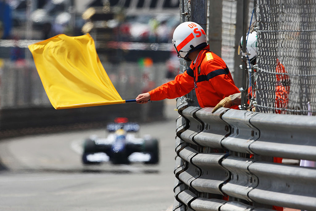 Marshal zwaait met gele vlag tijdens GP Monaco 2009