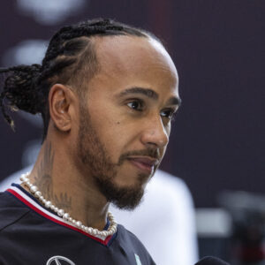 Hamilton haalt uit