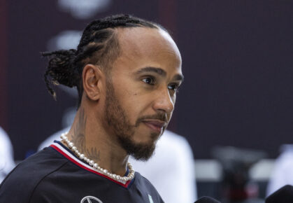 Hamilton haalt uit