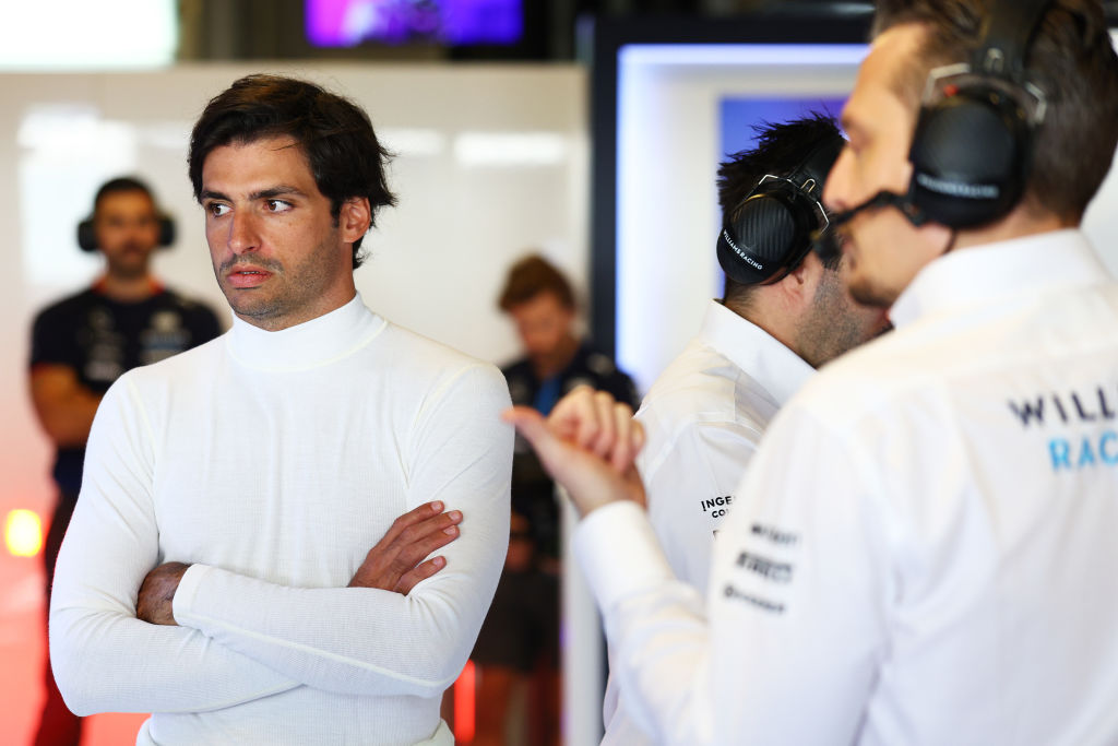 Sainz kritisch op FIA-taalregels: 'Radioverkeer is pure emotie, een belangrijk onderdeel van de sport'